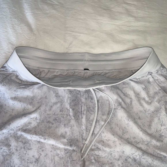 Lululemon Linerless T.H.E. Short - Picture 4 of 4